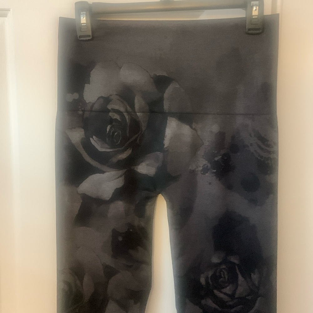 NWOT “M. Rena” Leggings- Rose Floral - One Size BEAUTIFUL & SLIMMING